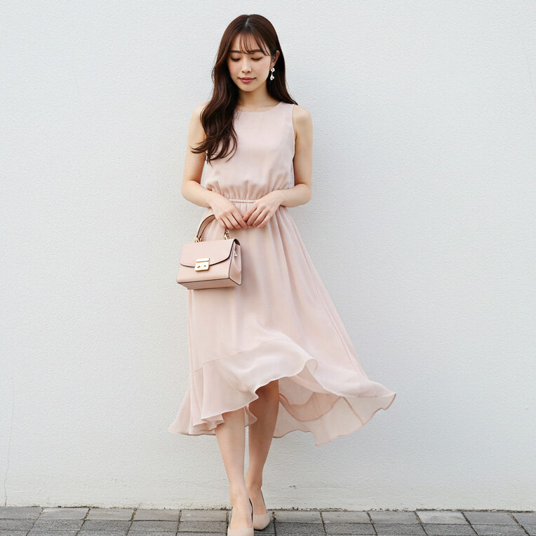 ピンクのシフォンワンピースを着た女性の画像